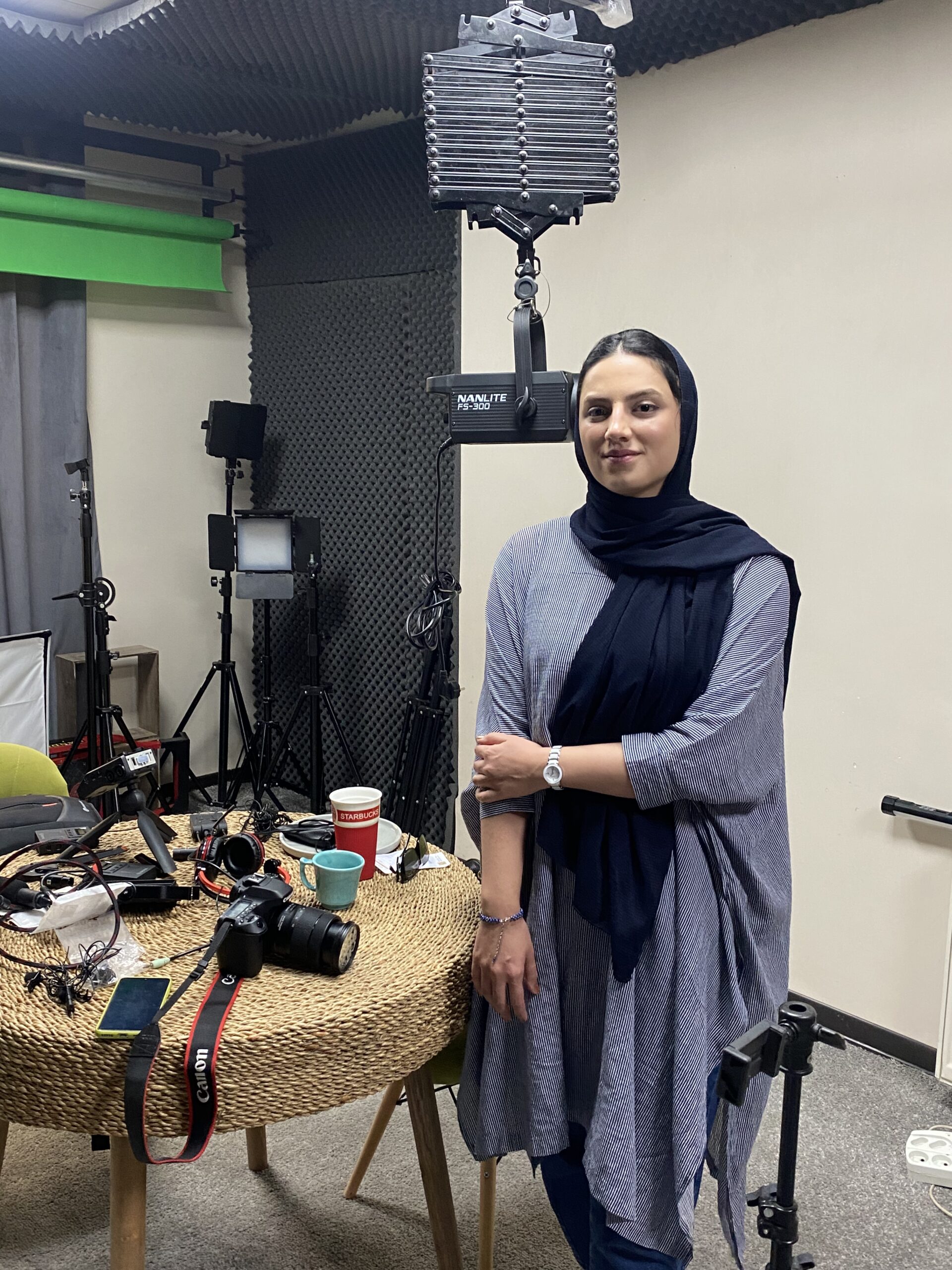 ساره شریفی در استودیوی ضبط